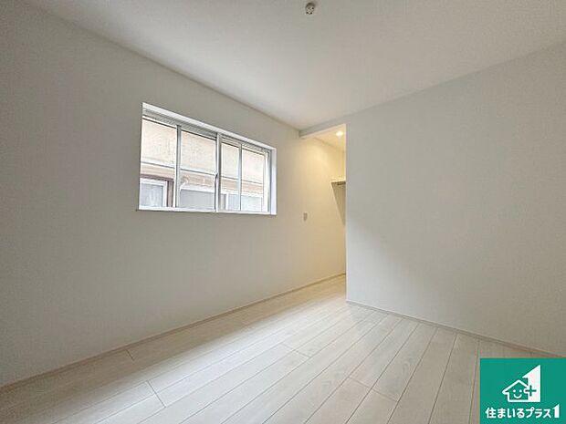 【洋室】シンプルな洋室は、自分好みのインテリアが楽しめます♪ご家族とインテリアや家具を選びに行くのは新築購入時の醍醐味の一つです。ぜひお楽しみください♪