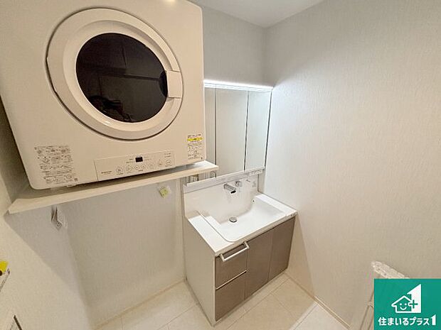 【独立洗面台】清潔感のある洗面台です。フラットな鏡は掃除がしやすく毎日清潔！鏡裏には収納があるのでスッキリとした洗面台が保てます。