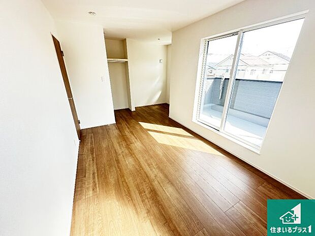 【洋室】シンプルな洋室は、自分好みのインテリアが楽しめます♪ご家族とインテリアや家具を選びに行くのは新築購入時の醍醐味の一つです。ぜひお楽しみください♪