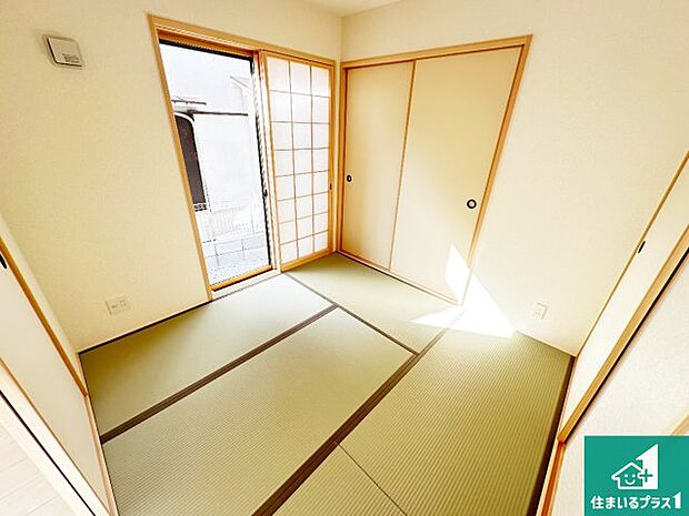 【和室】一室あると便利な和室は客間としてだけでなく、小さなお子様のプレイルームや食後のくつろぎスペースとしてもご利用いただけます。収納もついていますので大活躍間違いなし！