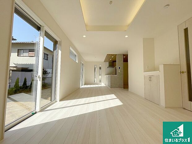 【居間・リビング】日当たり良好の明るいリビングで朝の目覚めもスッキリできそう！対面キッチンでご家族のコミュニケーションも自然と増える設計！小さなお子様が遊ぶスペースを作っても広々とくつろげるLDK！