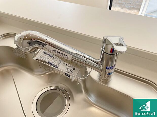 【キッチンシンク】蛇口の先端に浄水器を内蔵しています！原水と浄水、お湯と冷水、シャワーの切替えがワンタッチなので用途によって使い分けられます。