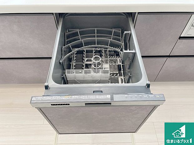 【食器洗い乾燥機】食事後の一仕事、食器洗いをボタン一つでお任せできちゃいます！場所を取らないビルトイン式なので、お料理スペースもしっかり確保！ 