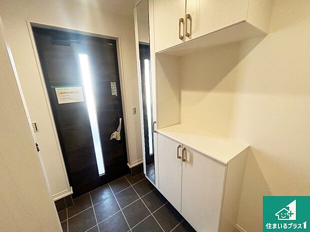 【玄関】シューズボックスにはたくさんの靴が収納できるので玄関周りはいつもスッキリ！ご家族が増えても安心！