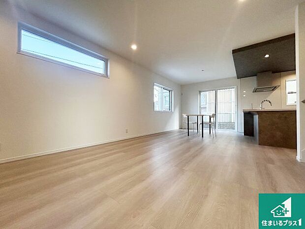 【居間・リビング】日当たり良好の明るいリビングで朝の目覚めもスッキリできそう！対面キッチンでご家族のコミュニケーションも自然と増える設計！小さなお子様が遊ぶスペースを作っても広々とくつろげるLDK！