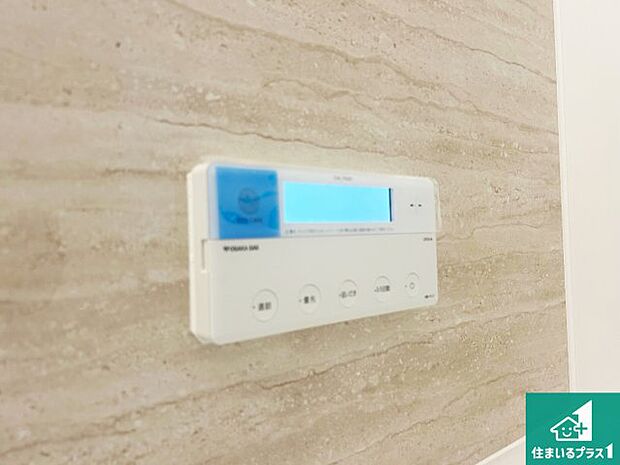 【給湯器リモコン（浴室側）】省エネタイプの給湯器でお湯はり・追い炊き自由自在！お子様から高齢者の方まで、みんなが操作しやすいボタン配置です。