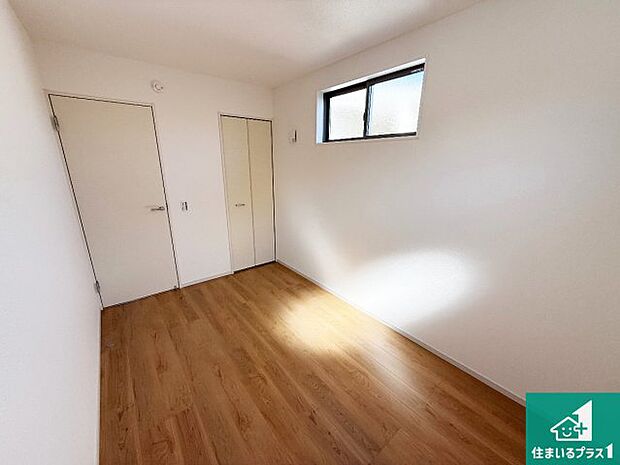 【洋室】寝室は心地よい眠りについてもらいたくて、シンプルかつ開放的な空間な設計にしています!大きな窓から差し込む日が心地いいです♪