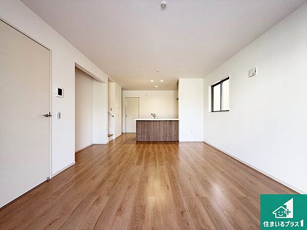 【居間・リビング】シンプルなリビングは、観葉植物等のインテリアを楽しめますね!パパ好みにも、ママ好みにも家具次第で雰囲気を変えることができます!