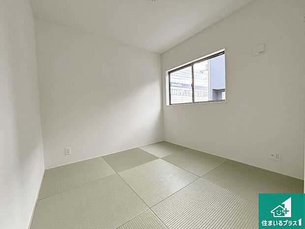 【和室】一室あると便利な和室は客間としてだけでなく、小さなお子様のプレイルームや食後のくつろぎスペースとしてもご利用いただけます。収納もついていますので大活躍間違いなし！