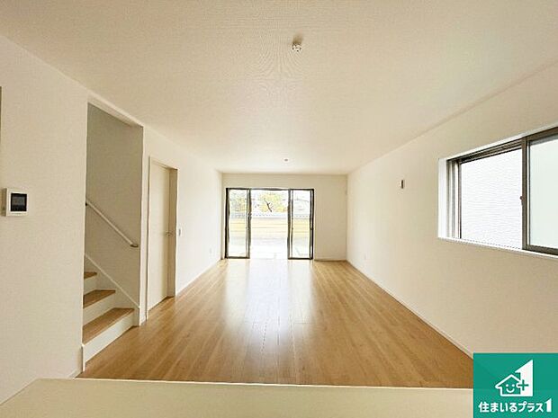 【居間・リビング】日当たり良好の明るいリビングで朝の目覚めもスッキリできそう！対面キッチンでご家族のコミュニケーションも自然と増える設計！小さなお子様が遊ぶスペースを作っても広々とくつろげるLDK！