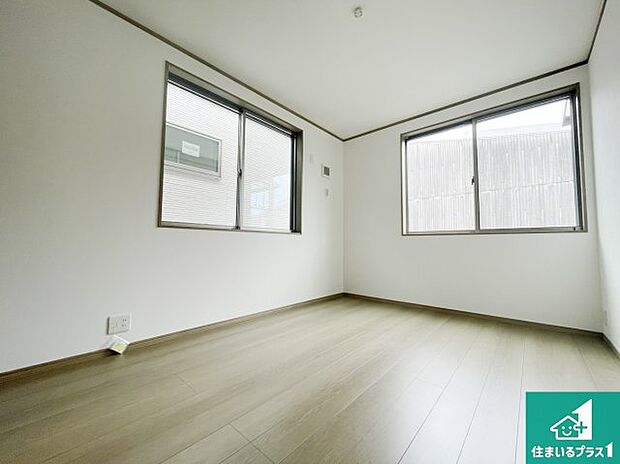 【洋室】寝室は心地よい眠りについてもらいたくて、シンプルかつ開放的な空間な設計にしています！大きな窓から差し込む日が心地いいです♪