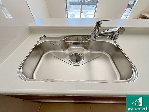 【キッチンシンク】蛇口の先端に浄水器を内蔵しています！原水と浄水、お湯と冷水、シャワーの切替えがワンタッチなので用途によって使い分けられます。