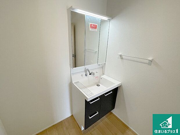【独立洗面台】清潔感のある洗面台です。フラットな鏡は掃除がしやすく毎日清潔！鏡裏には収納があるのでスッキリとした洗面台が保てます。