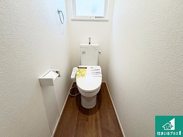 【トイレ】1・2階の2ヶ所にあるので、朝の忙しい時間の順番待ちもなく、深夜の利用にも大変便利です。