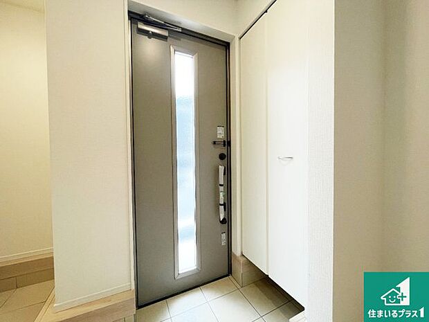 【玄関】シューズボックスにはたくさんの靴が収納できるので玄関周りはいつもスッキリ！ご家族が増えても安心！