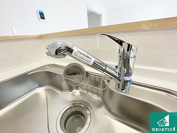 【キッチン水栓】浄水器を内蔵！炊飯時、お茶を作る時に安心してお水を使えます！お湯と冷水、浄水と原水、シャワーの切替えもワンタッチです！