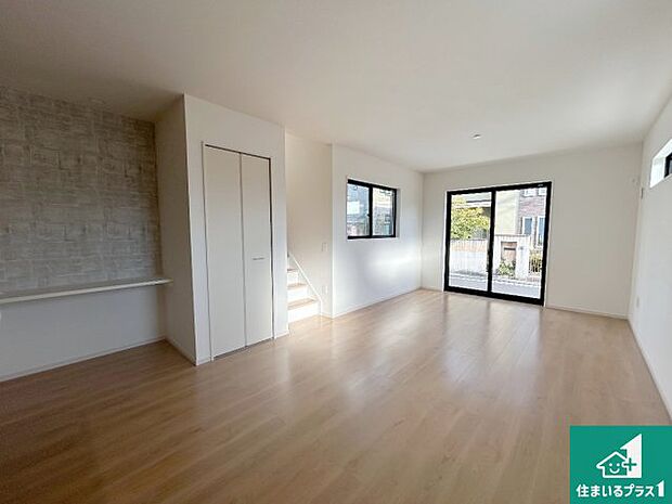 【居間・リビング】日当たり良好の明るいリビングで朝の目覚めもスッキリできそう！対面キッチンでご家族のコミュニケーションも自然と増える設計！小さなお子様が遊ぶスペースを作っても広々とくつろげるLDK！