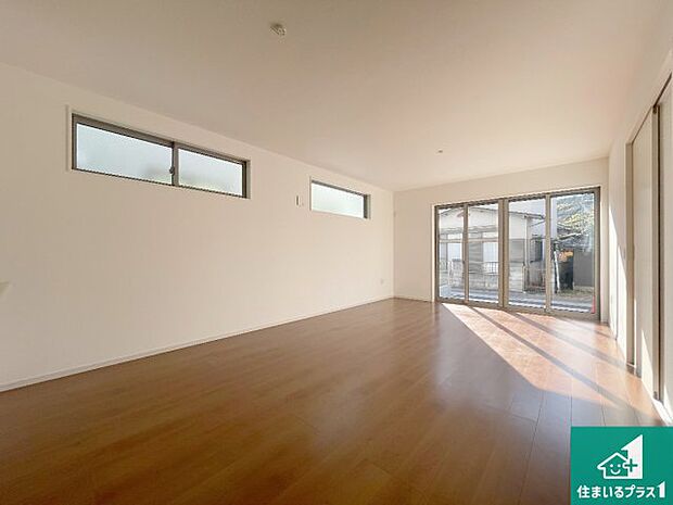 【居間・リビング】日当たり良好の明るいリビングで朝の目覚めもスッキリできそう！対面キッチンでご家族のコミュニケーションも自然と増える設計！小さなお子様が遊ぶスペースを作っても広々とくつろげるLDK！