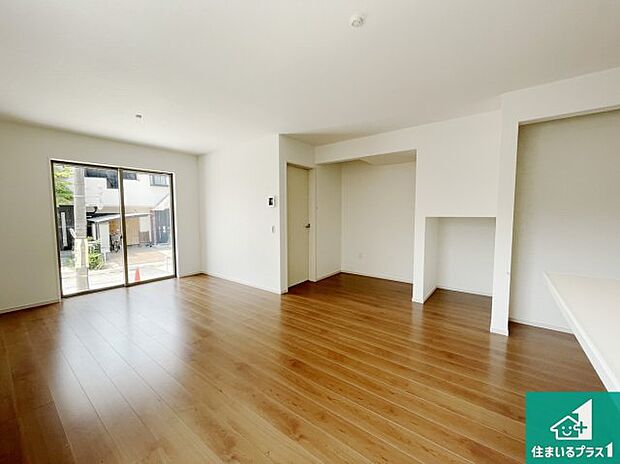 【居間・リビング】日当たり良好の明るいリビングで朝の目覚めもスッキリできそう！対面キッチンでご家族のコミュニケーションも自然と増える設計！小さなお子様が遊ぶスペースを作っても広々とくつろげるLDK！