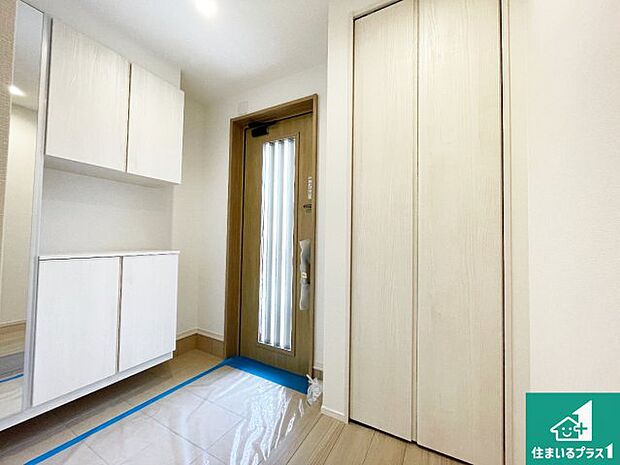 【玄関】シューズボックスにはたくさんの靴が収納できるので玄関周りはいつもスッキリ!ご家族が増えても安心!