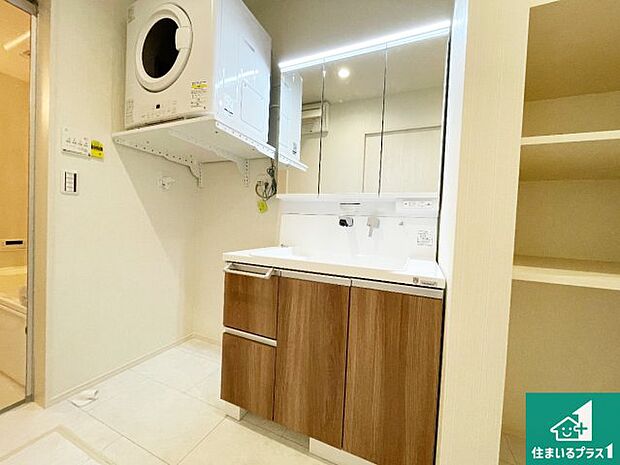 【独立洗面台】清潔感のある洗面台です。フラットな鏡は掃除がしやすく毎日清潔!鏡裏には収納があるのでスッキリとした洗面台が保てます。