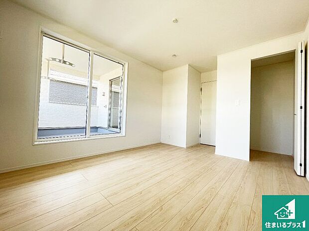 【洋室】シンプルな洋室は、自分好みのインテリアが楽しめます♪ご家族とインテリアや家具を選びに行くのは新築購入時の醍醐味の一つです。ぜひお楽しみください♪