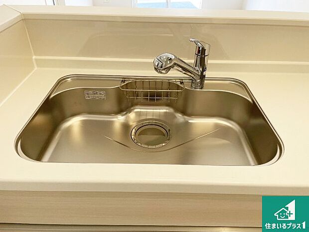 【キッチンシンク】蛇口の先端に浄水器を内蔵しています！原水と浄水、お湯と冷水、シャワーの切替えがワンタッチなので用途によって使い分けられます。