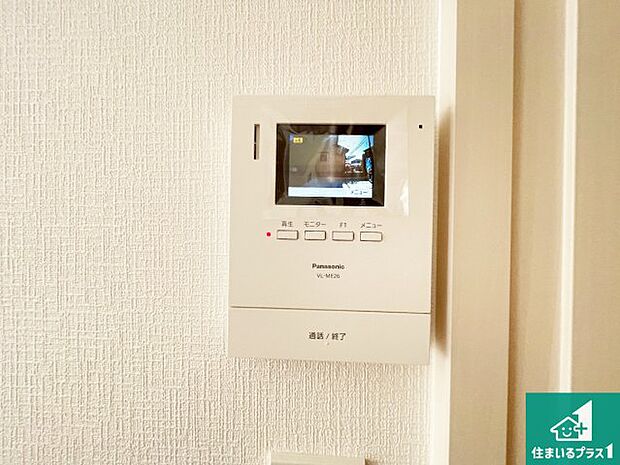 【カラーモニターインターホン】声だけでなく来訪者の姿や顔がモニターで確認できるので、小さなお子様がいらっしゃるご家庭でも安心できます！