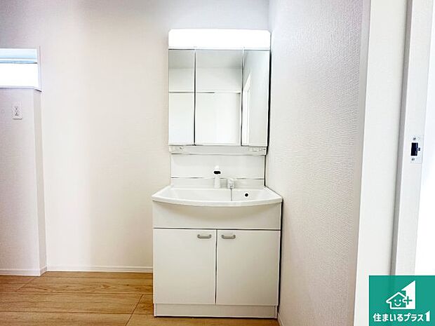 【独立洗面台】清潔感のある洗面台です。フラットな鏡は掃除がしやすく毎日清潔!鏡裏には収納があるのでスッキリとした洗面台が保てます。