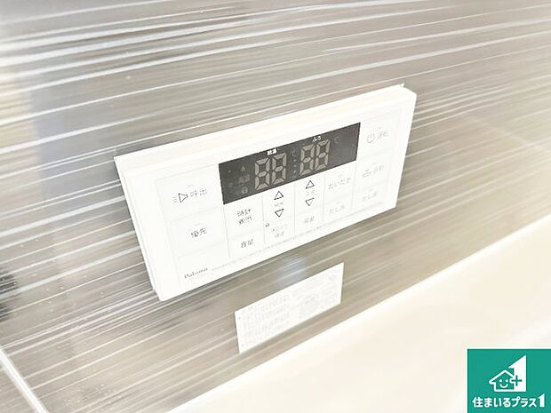 【給湯器リモコン(浴室側)】省エネタイプの給湯器でお湯はり・追い炊き自由自在!お子様から高齢者の方まで、みんなが操作しやすいボタン配置です。
