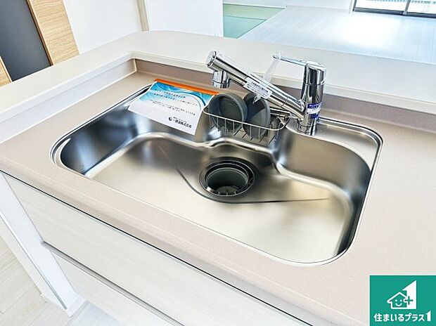 【キッチンシンク】蛇口の先端に浄水器を内蔵しています！原水と浄水、お湯と冷水、シャワーの切替えがワンタッチなので用途によって使い分けられます。