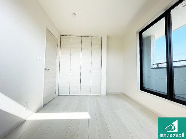 【洋室】シンプルな洋室は、自分好みのインテリアが楽しめます♪ご家族とインテリアや家具を選びに行くのは新築購入時の醍醐味の一つです。ぜひお楽しみください♪