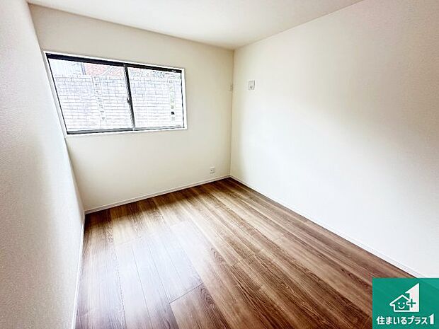 【居間・リビング】シンプルなリビングは、観葉植物等のインテリアを楽しめますね！パパ好みにも、ママ好みにも家具次第で雰囲気を変えることができます！