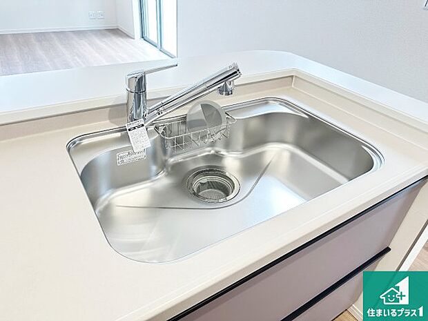 【キッチンシンク】蛇口の先端に浄水器を内蔵しています！原水と浄水、お湯と冷水、シャワーの切替えがワンタッチなので用途によって使い分けられます。