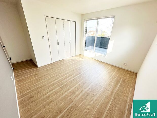 【洋室】シンプルな洋室は、自分好みのインテリアが楽しめます♪ご家族とインテリアや家具を選びに行くのは新築購入時の醍醐味の一つです。ぜひお楽しみください♪