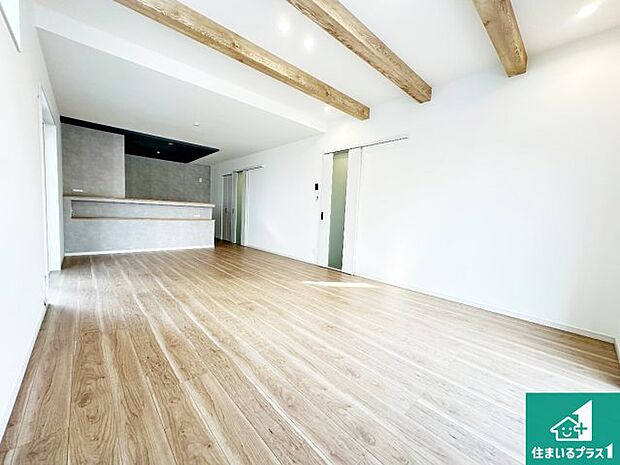 【居間・リビング】日当たり良好の明るいリビングで朝の目覚めもスッキリできそう！対面キッチンでご家族のコミュニケーションも自然と増える設計！小さなお子様が遊ぶスペースを作っても広々とくつろげるLDK！