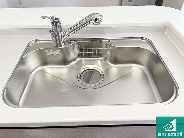 【キッチンシンク】蛇口の先端に浄水器を内蔵しています!原水と浄水、お湯と冷水、シャワーの切替えがワンタッチなので用途によって使い分けられます。