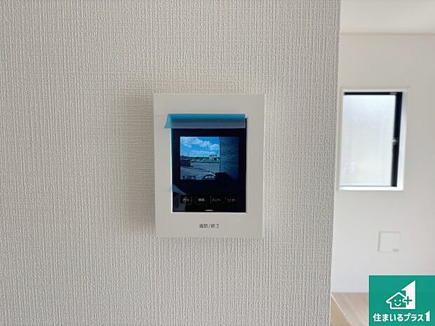 【カラーモニターインターホン】声だけでなく来訪者の姿や顔がモニターで確認できるので、小さなお子様がいらっしゃるご家庭でも安心できます！