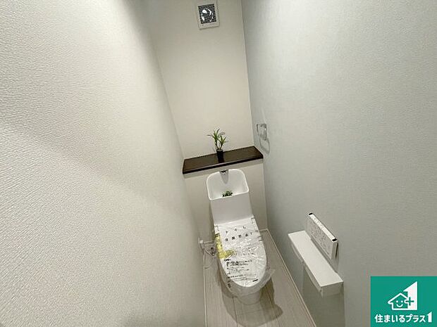 【トイレ】1・2階の2ヶ所にあるので、朝の忙しい時間の順番待ちもなく、深夜の利用にも大変便利です。