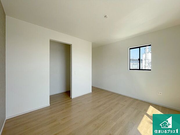 【洋室】シンプルな洋室は、自分好みのインテリアが楽しめます♪ご家族とインテリアや家具を選びに行くのは新築購入時の醍醐味の一つです。ぜひお楽しみください♪