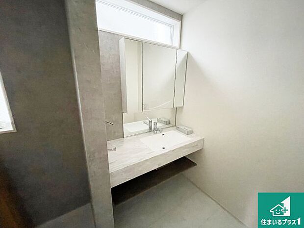 【独立洗面台】清潔感のある洗面台です。フラットな鏡は掃除がしやすく毎日清潔！鏡裏には収納があるのでスッキリとした洗面台が保てます。