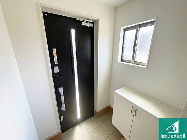 【玄関】シューズボックスにはたくさんの靴が収納できるので玄関周りはいつもスッキリ!ご家族が増えても安心!