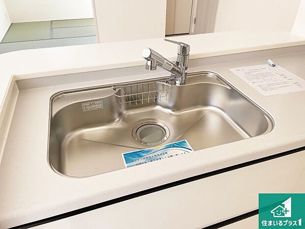 【キッチンシンク】蛇口の先端に浄水器を内蔵しています！原水と浄水、お湯と冷水、シャワーの切替えがワンタッチなので用途によって使い分けられます。