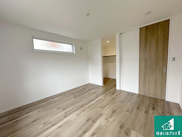 【洋室】収納スペースが充実しているので子供の成長に合わせてたくさん収納ができます！家族構成に合わせた様々な活用ができる収納！