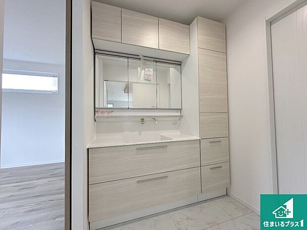 【独立洗面台】清潔感のある洗面台です。フラットな鏡は掃除がしやすく毎日清潔！鏡裏には収納があるのでスッキリとした洗面台が保てます。