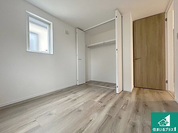 【洋室】シンプルな洋室は、自分好みのインテリアが楽しめます♪ご家族とインテリアや家具を選びに行くのは新築購入時の醍醐味の一つです。ぜひお楽しみください♪