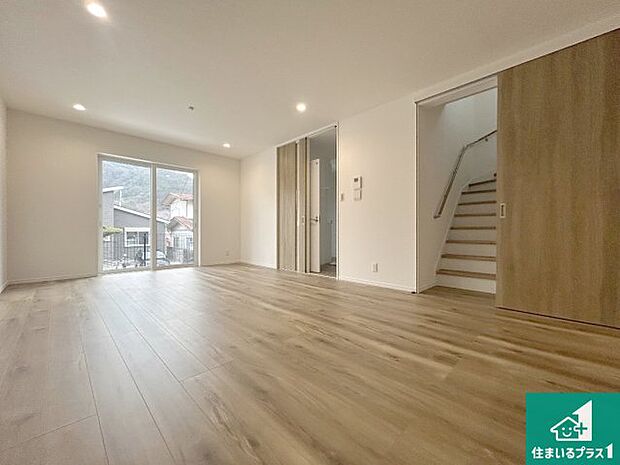 【居間・リビング】日当たり良好の明るいリビングで朝の目覚めもスッキリできそう!対面キッチンでご家族のコミュニケーションも自然と増える設計!小さなお子様が遊ぶスペースを作っても広々とくつろげるLDK!