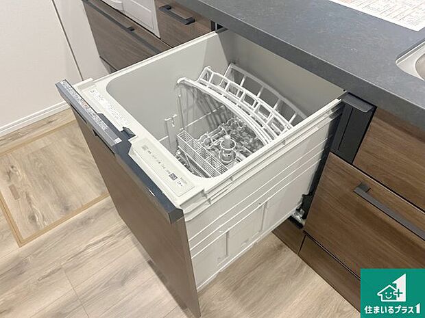 【食器洗浄乾燥機】食事後の一仕事、食器洗いをボタン一つでお任せできちゃいます!場所を取らないビルトイン式なので、お料理スペースもしっかり確保!