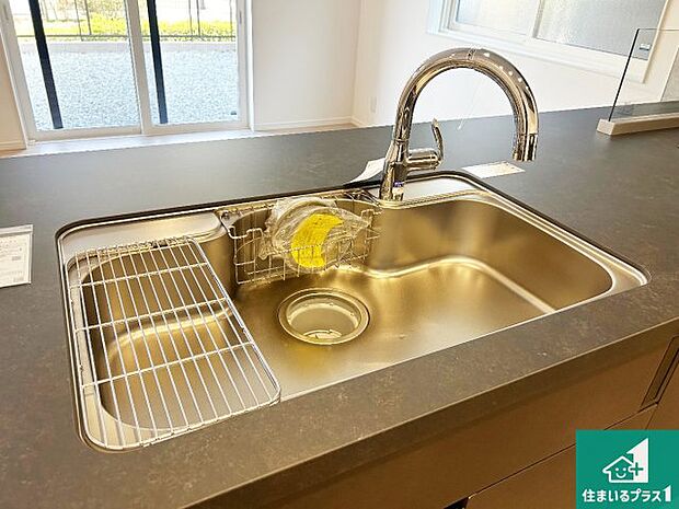 【キッチンシンク】蛇口の先端に浄水器を内蔵しています!原水と浄水、お湯と冷水、シャワーの切替えがワンタッチなので用途によって使い分けられます。