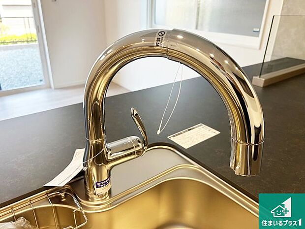 【キッチン水栓】浄水器を内蔵!炊飯時、お茶を作る時に安心してお水を使えます!お湯と冷水、浄水と原水、シャワーの切替えもワンタッチです!